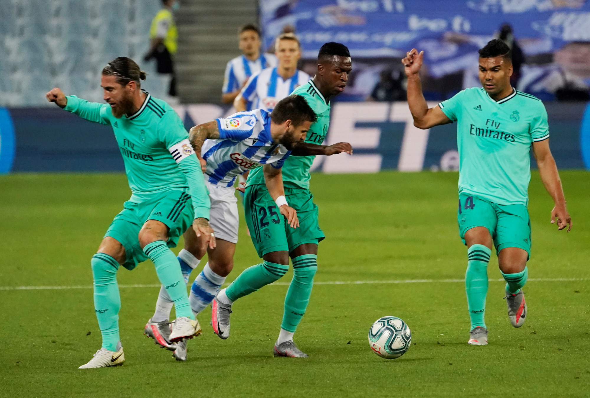 Người h&ugrave;ng giấu mặt ra tay, Real Madrid so&aacute;n ng&ocirc;i đầu La Liga - Ảnh 2.
