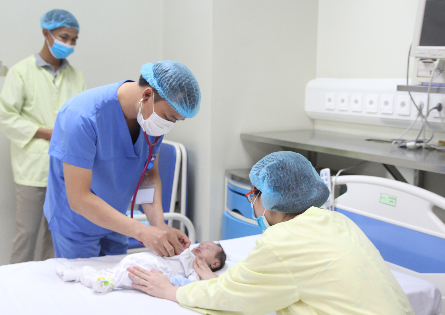 Can thiệp ECMO sau phẫu thuật cứu bé mới sinh 15 giờ mắc bệnh tim hiếm gặp
