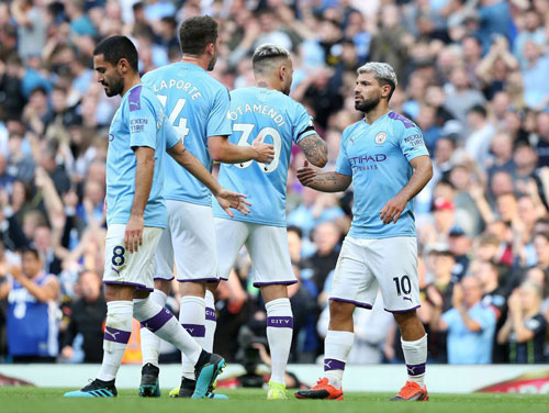 Man City không buông