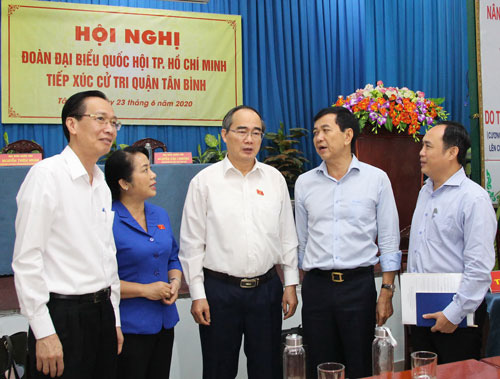 Không giảm tội cho hành vi nâng giá máy xét nghiệm