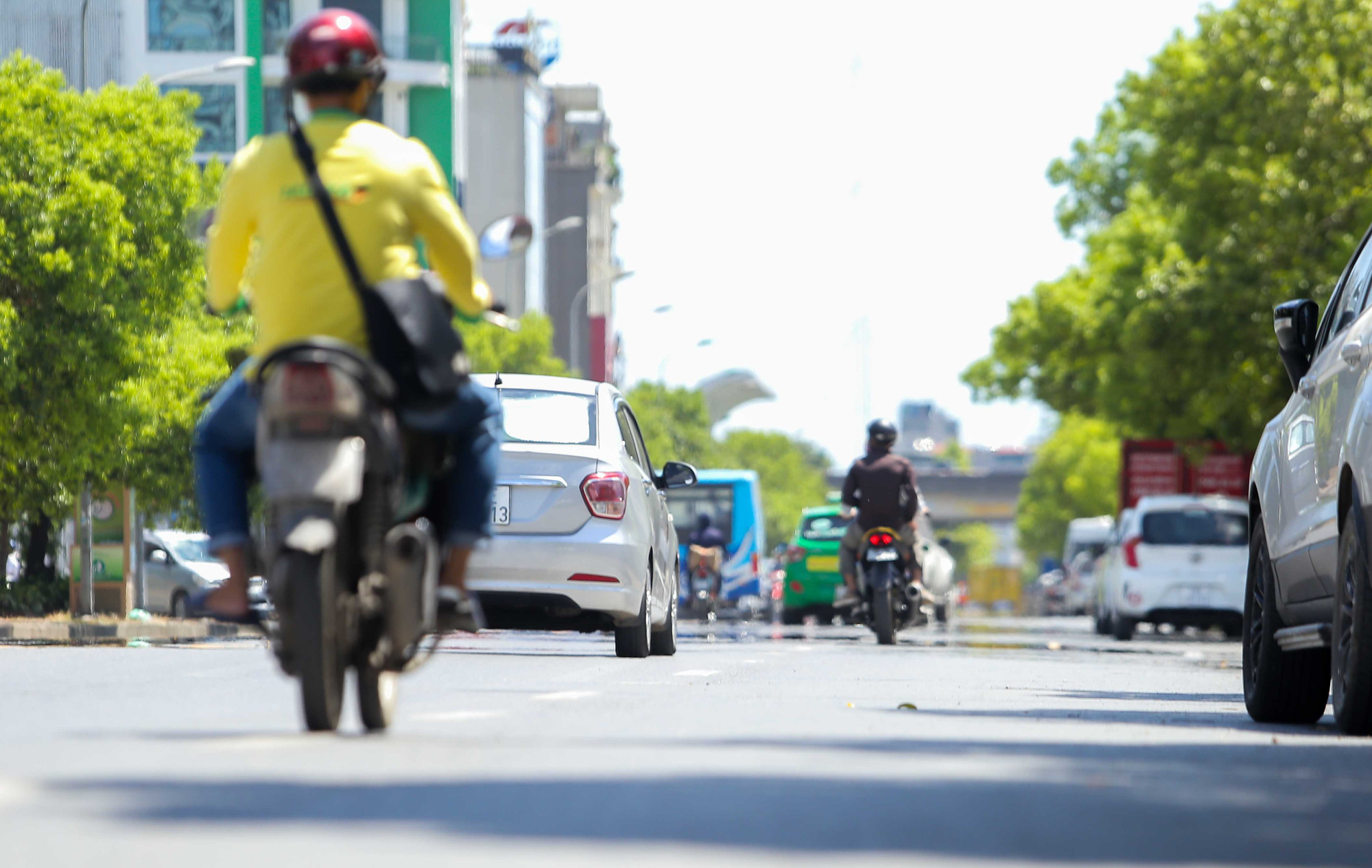 Người dân Hà Nội vật lộn dưới cái nắng như thiêu như đốt - Ảnh 2.