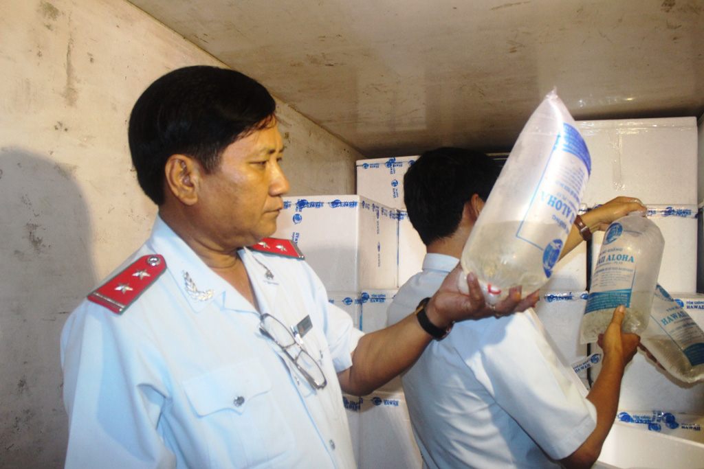 CLIP: Bắt 2 xe tải chở h&agrave;ng trăm ng&agrave;n con t&ocirc;m giống kh&ocirc;ng r&otilde; nguồn gốc - Ảnh 6.
