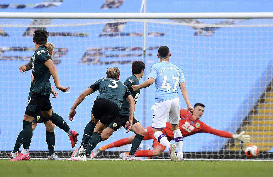 Sao World Cup tỏa s&aacute;ng, Man City xoa dịu l&ograve; lửa Etihad - Ảnh 2.