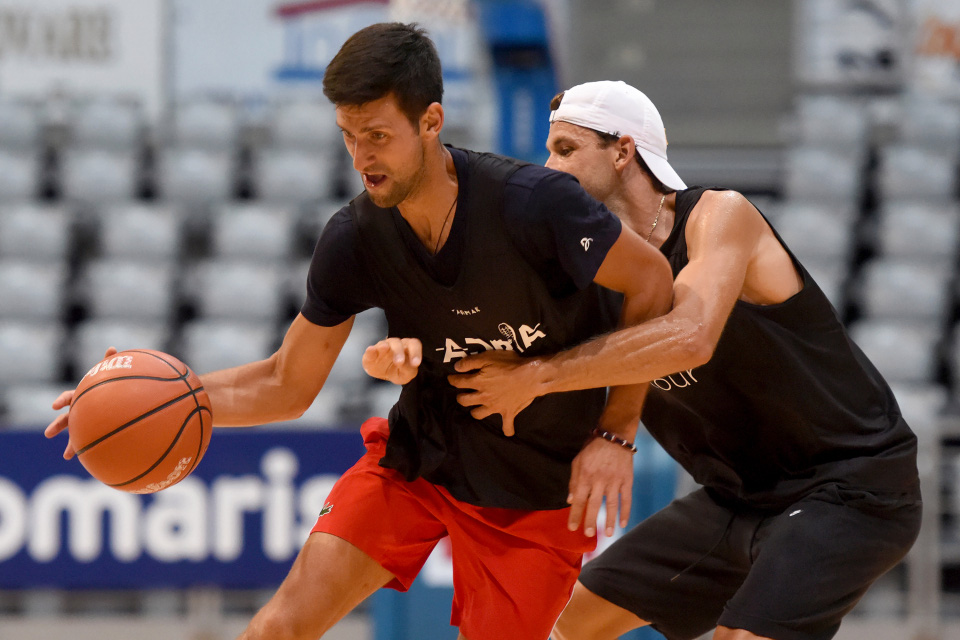 Djokovic v&agrave; vợ nhiễm Covid-19, l&agrave;ng banh nỉ sốc to&agrave;n tập - Ảnh 2.