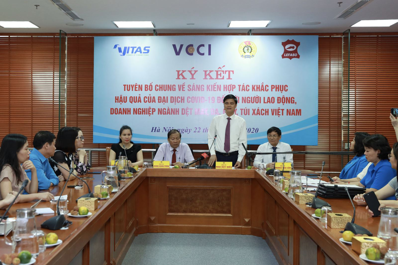 Khuyến nghị hỗ trợ người lao động và doanh nghiệp dệt may, da giày túi xách bị ảnh hưởng bởi COVID-19 - Ảnh 1.