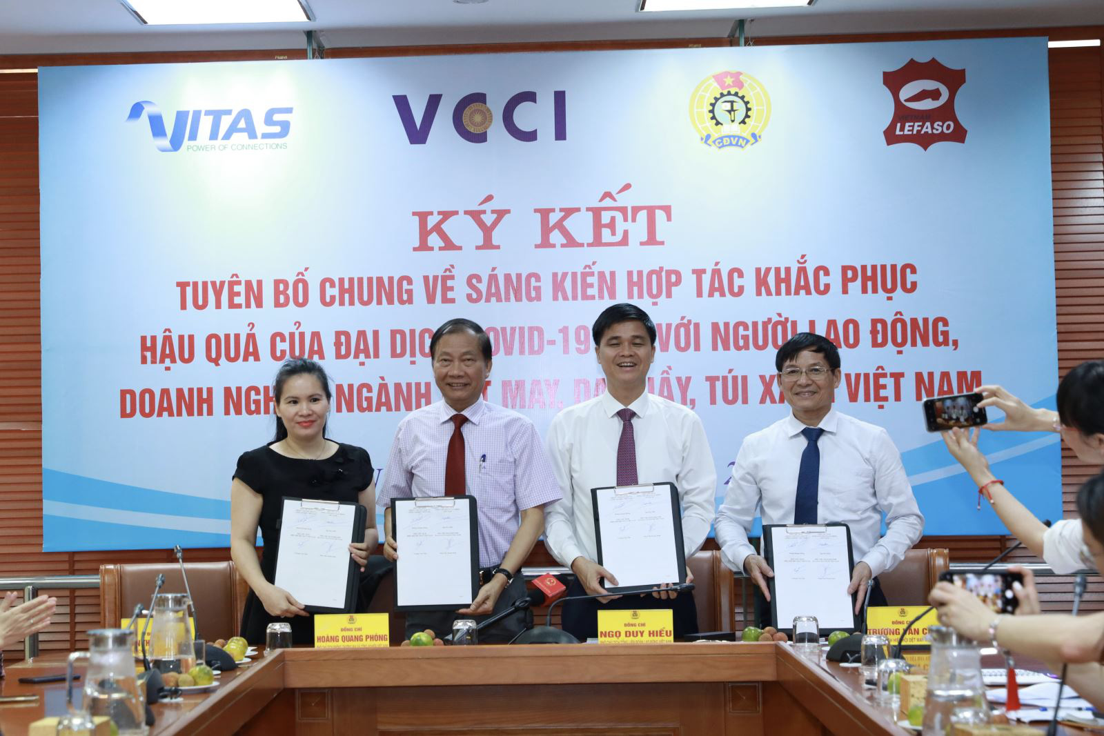 Khuyến nghị hỗ trợ người lao động và doanh nghiệp dệt may, da giày túi xách bị ảnh hưởng bởi COVID-19