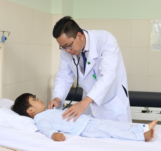 Cứu sống bé trai 4 tuổi da xanh xao, bị ngất khi gắng sức - Ảnh 1.