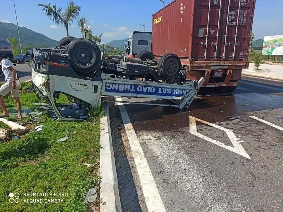 Bị đầu kéo tông từ phía sau, xe ô tô của CSGT lật, 2 cán bộ bị thương - Ảnh 2.