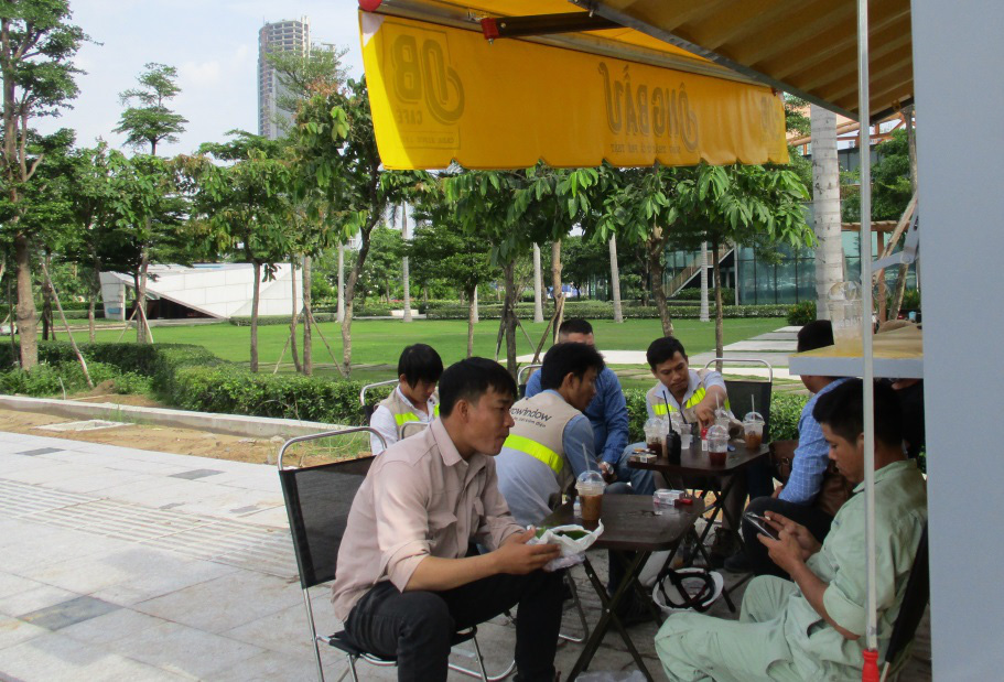 C&agrave; ph&ecirc; &Ocirc;ng Bầu đến c&ocirc;ng trường - Ảnh 2.