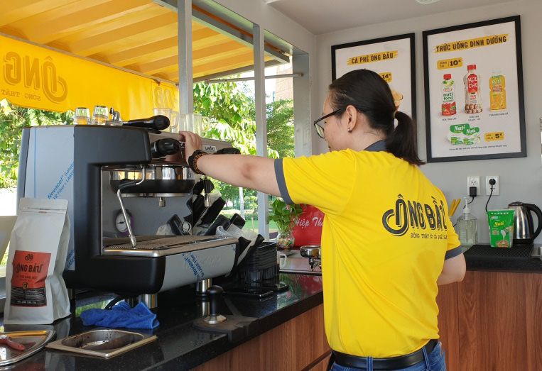 C&agrave; ph&ecirc; &Ocirc;ng Bầu đến c&ocirc;ng trường - Ảnh 5.