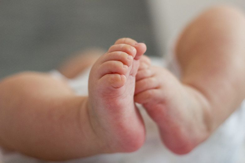 Bé sơ sinh chết tức tưởi vì hàng xóm đến thăm mắc Covid-19