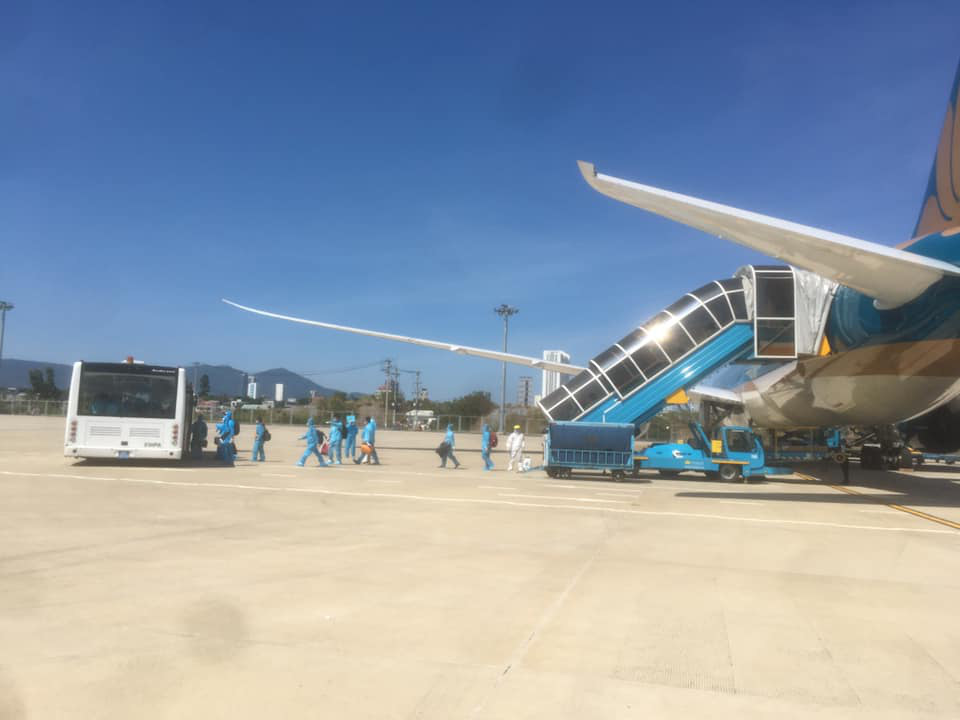 Sân bay Đà Nẵng đón 342 người Việt từ Nhật Bản về nước