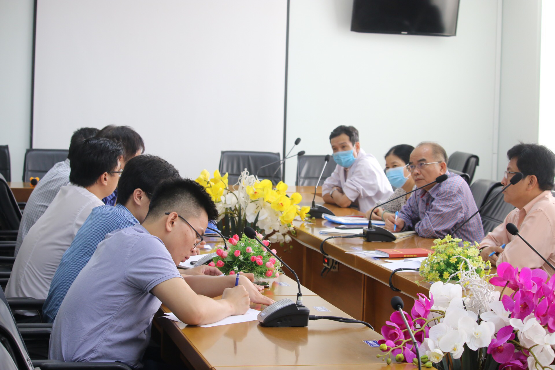 Nhiều người mắc Covid-19 nhập cảnh, Bệnh viện Chợ Rẫy chi viện cho Bà Rịa - Vũng Tàu - Ảnh 2.