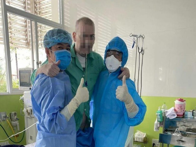 Phi c&ocirc;ng người Anh đ&atilde; tự bước đi, Việt Nam c&oacute; th&ecirc;m 3 ca Covid-19 - Ảnh 1.