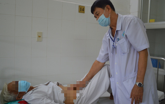 Lần đầu tiên ở ĐBSCL cứu sống cụ ông 81 tuổi tiểu ra máu liên tục
