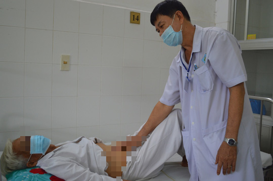 Lần đầu ti&ecirc;n ở ĐBSCL cứu sống cụ &ocirc;ng 81 tuổi tiểu ra m&aacute;u li&ecirc;n tục - Ảnh 2.
