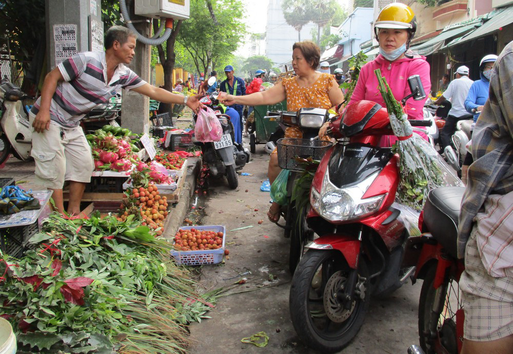 Chen chân mua đồ cúng Tết Đoan Ngọ
