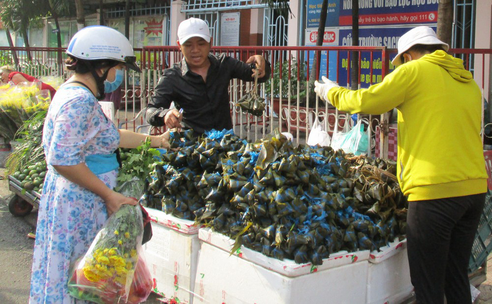 Chen chân mua đồ cúng Tết Đoan Ngọ - Ảnh 4.