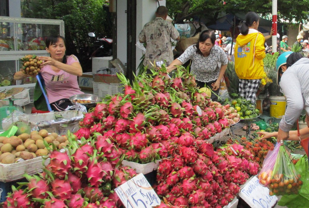 Chen chân mua đồ cúng Tết Đoan Ngọ - Ảnh 6.