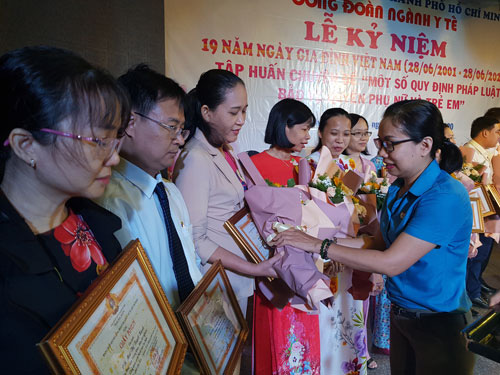 Tuy&ecirc;n dương gia đ&igrave;nh vượt kh&oacute;, hạnh ph&uacute;c - Ảnh 1.