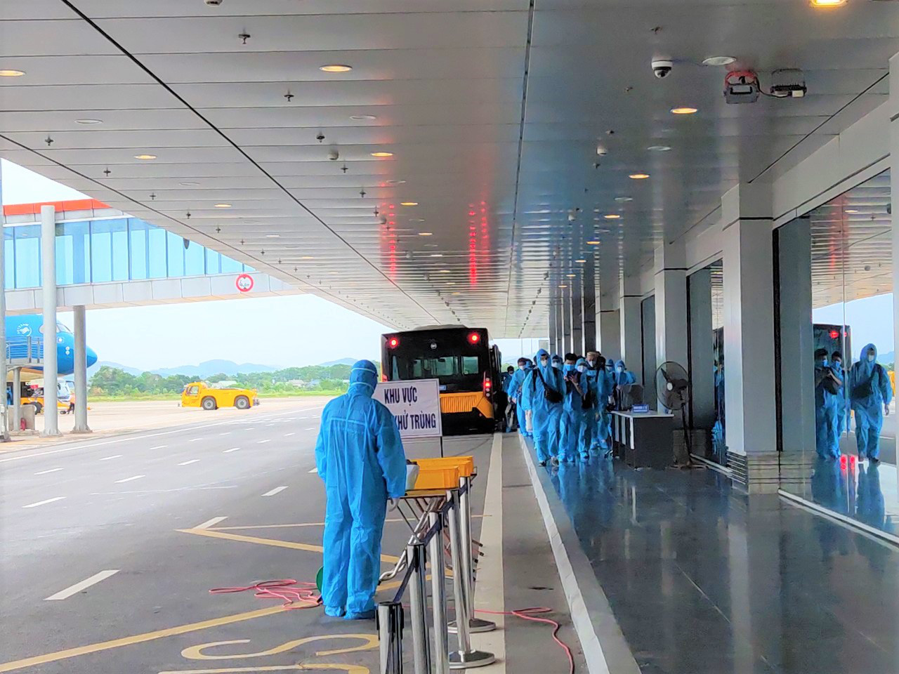 S&acirc;n bay V&acirc;n Đồn đ&oacute;n chuyến bay đầu ti&ecirc;n chở 150 chuy&ecirc;n gia từ Nhật Bản - Ảnh 7.