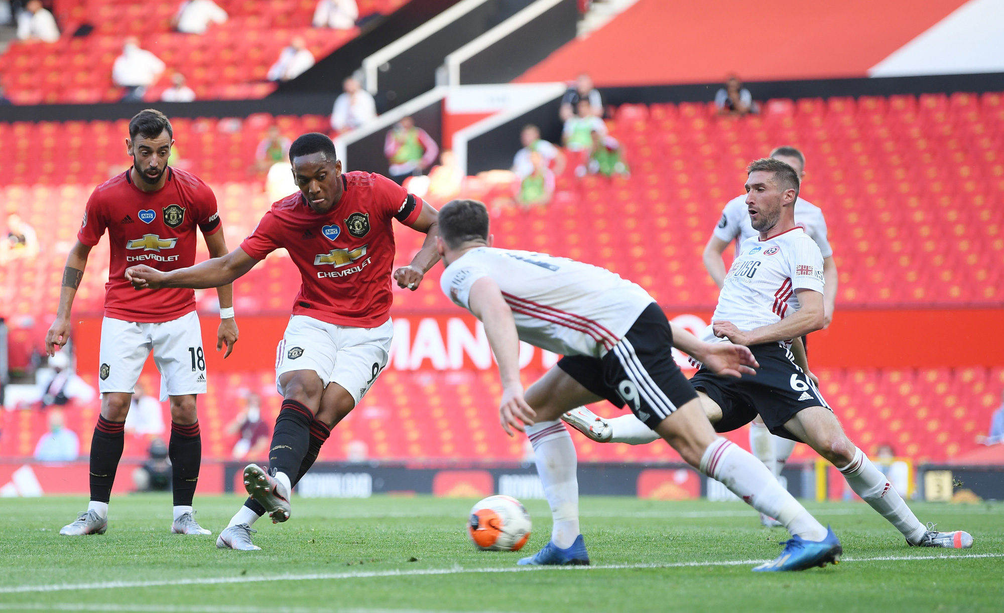 Hat-trick Martial ph&aacute; dớp săn b&agrave;n, Man United b&ugrave;ng nổ ở Old Trafford - Ảnh 3.