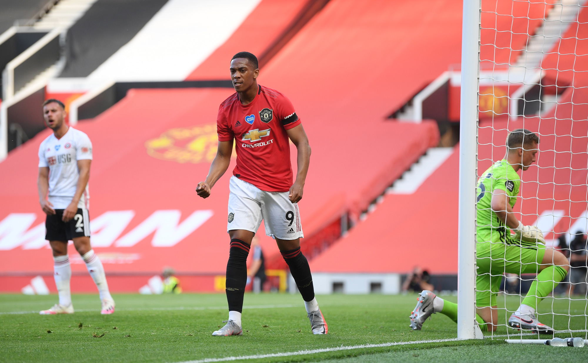 Hat-trick Martial ph&aacute; dớp săn b&agrave;n, Man United b&ugrave;ng nổ ở Old Trafford - Ảnh 2.
