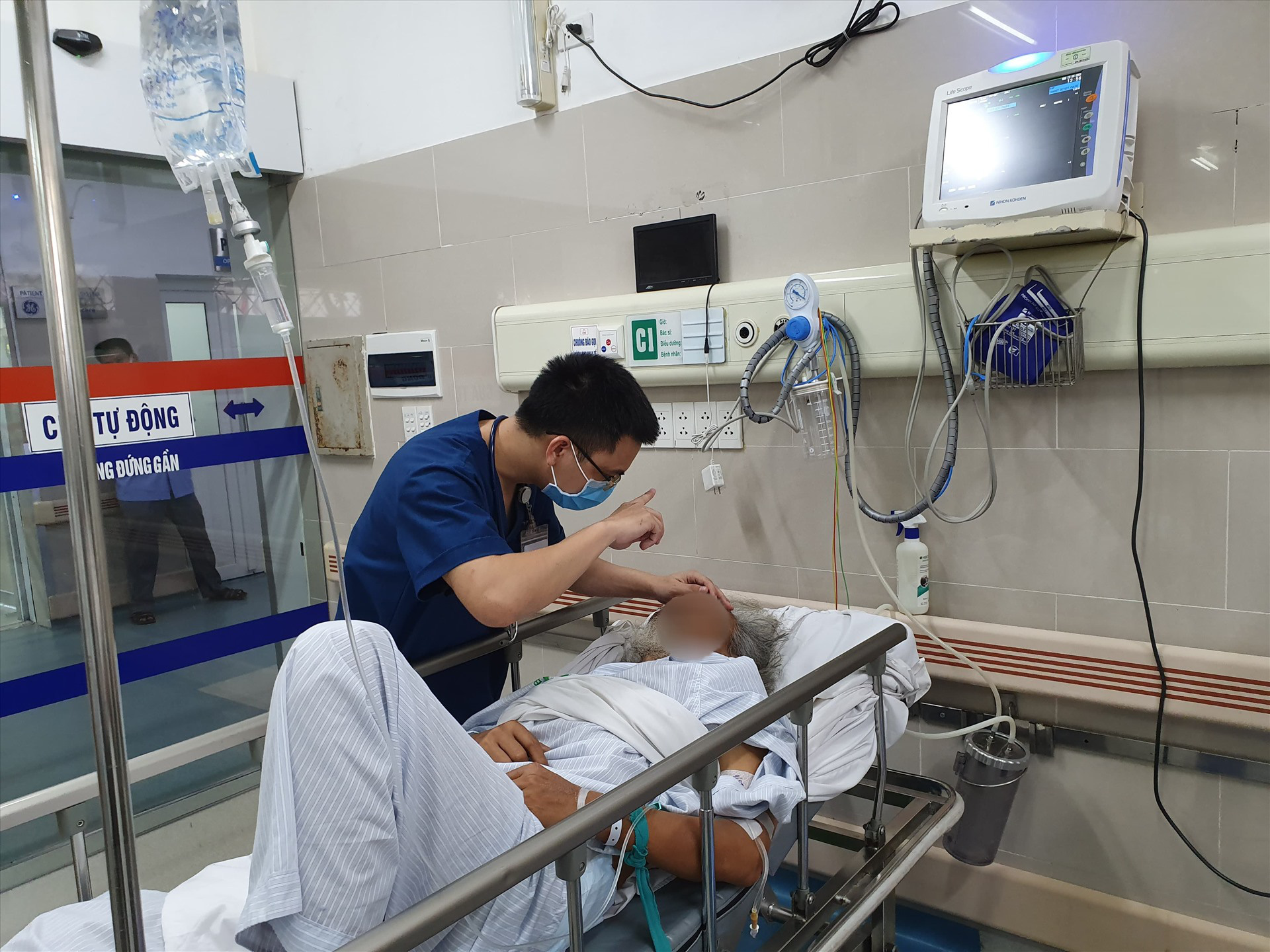 Người đàn ông hơn 40 tuổi hôn mê vì sốc nhiệt, say nắng