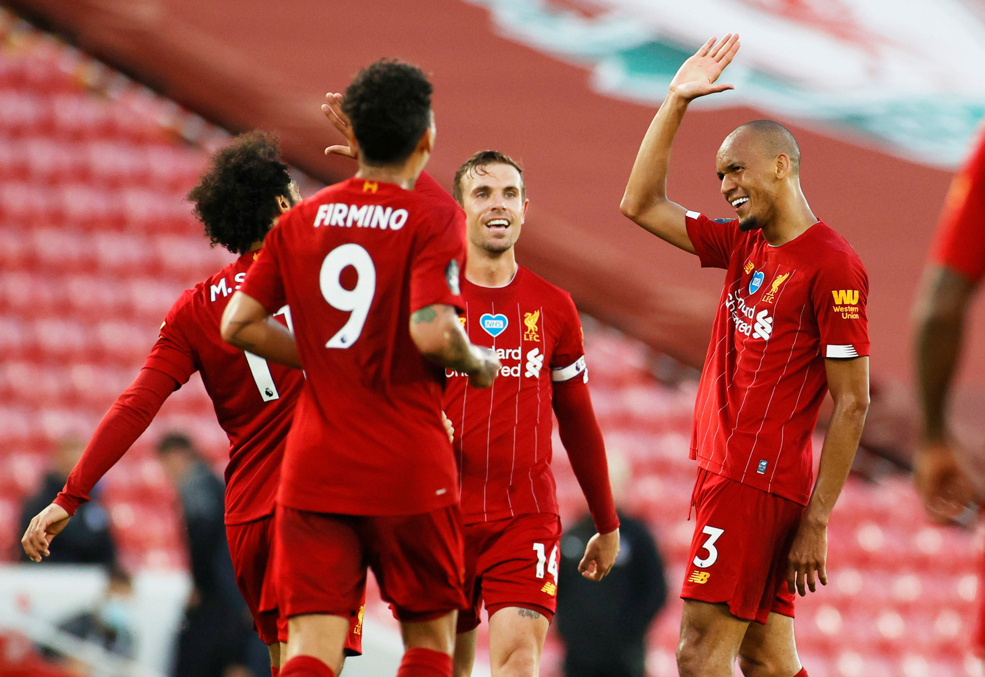 Liverpool vùi dập Crystal Palace, chờ Man City "dâng" ngôi vương