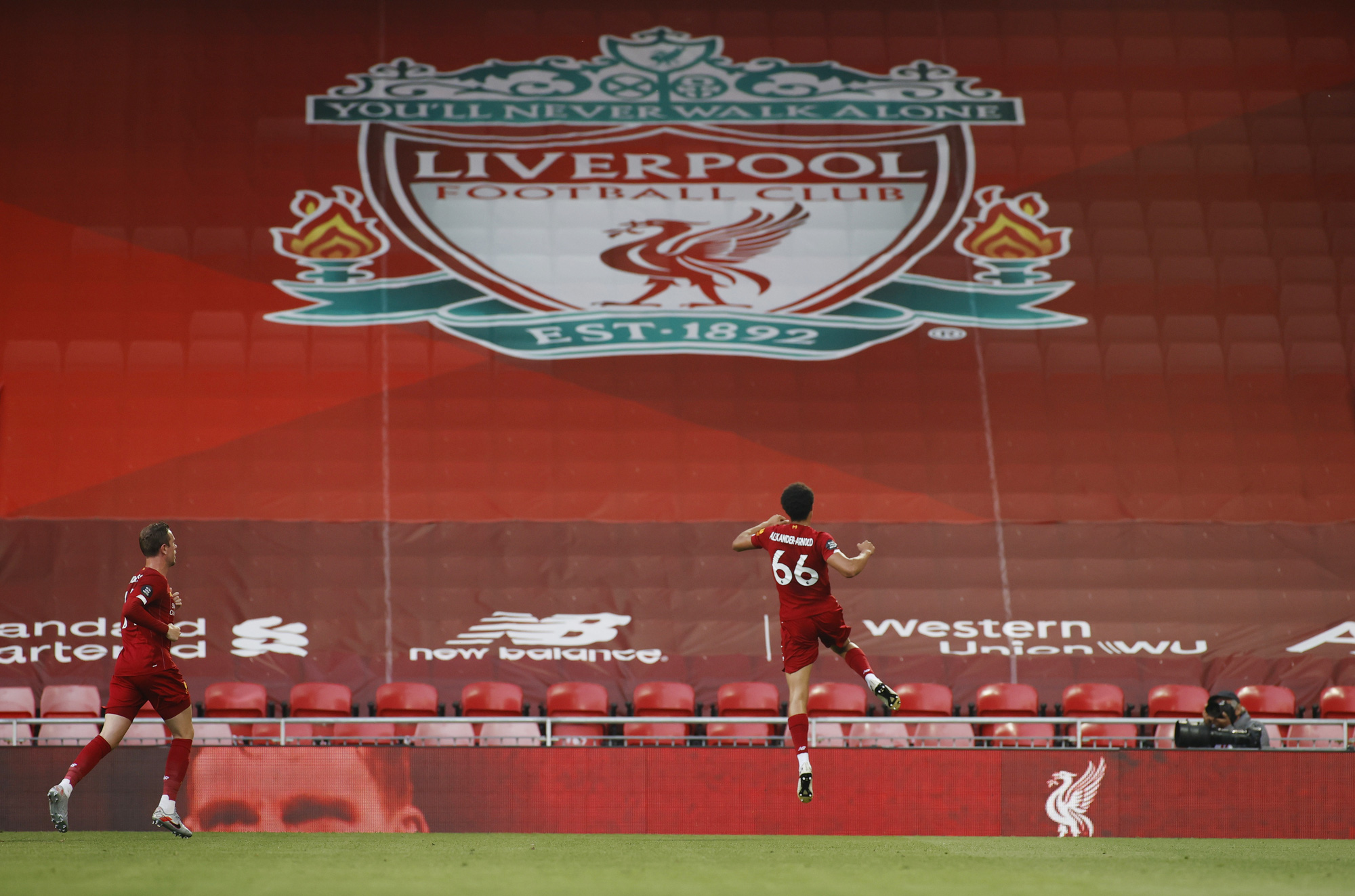 Liverpool vùi dập Crystal Palace, chờ Man City dâng ngôi vương - Ảnh 3.