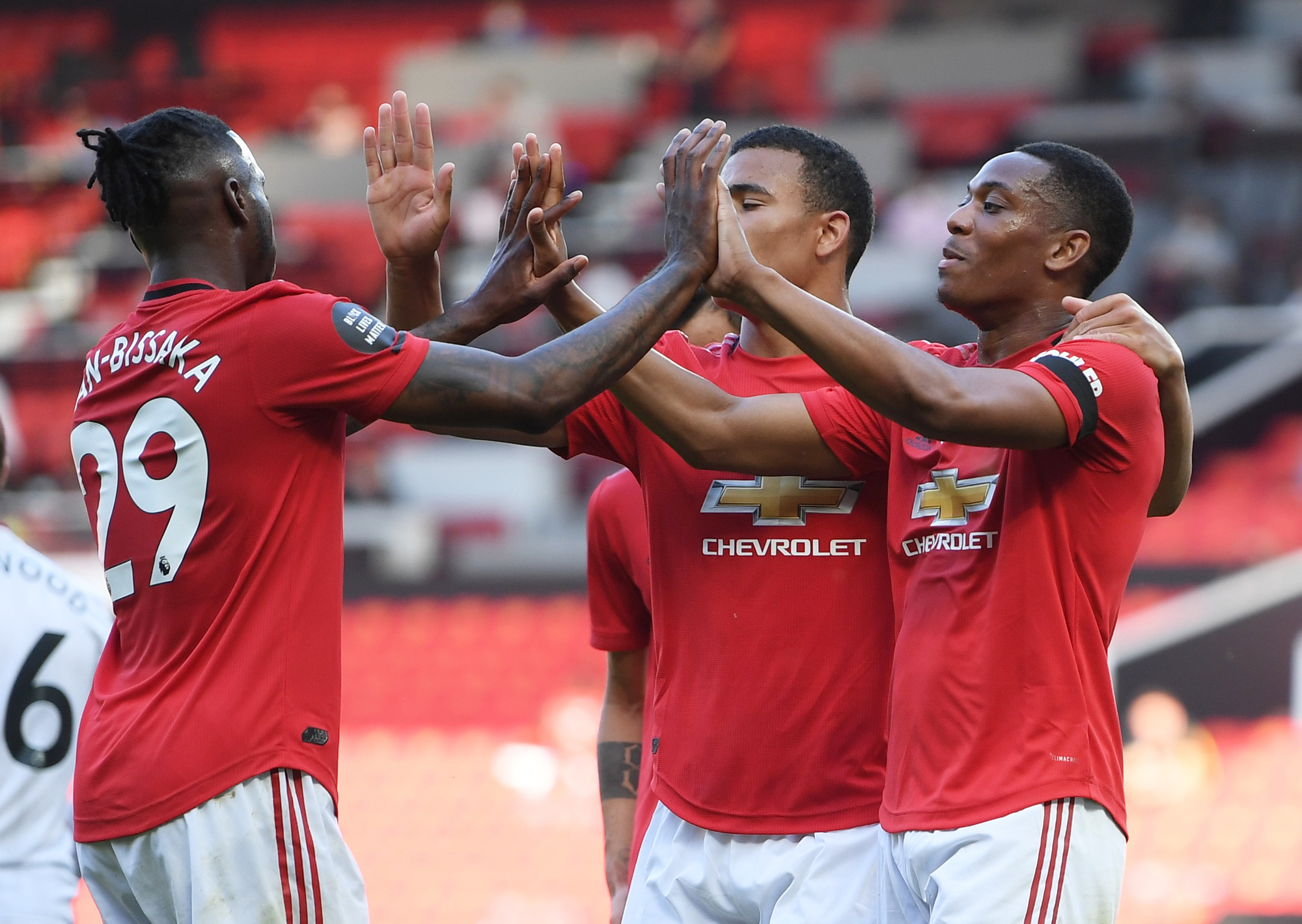 Hat-trick Martial phá "dớp" săn bàn, Man United bùng nổ ở Old Trafford