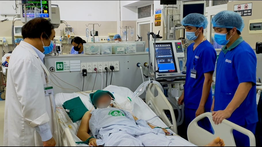 Người đ&agrave;n &ocirc;ng hơn 40 tuổi h&ocirc;n m&ecirc; v&igrave; sốc nhiệt, say nắng - Ảnh 1.