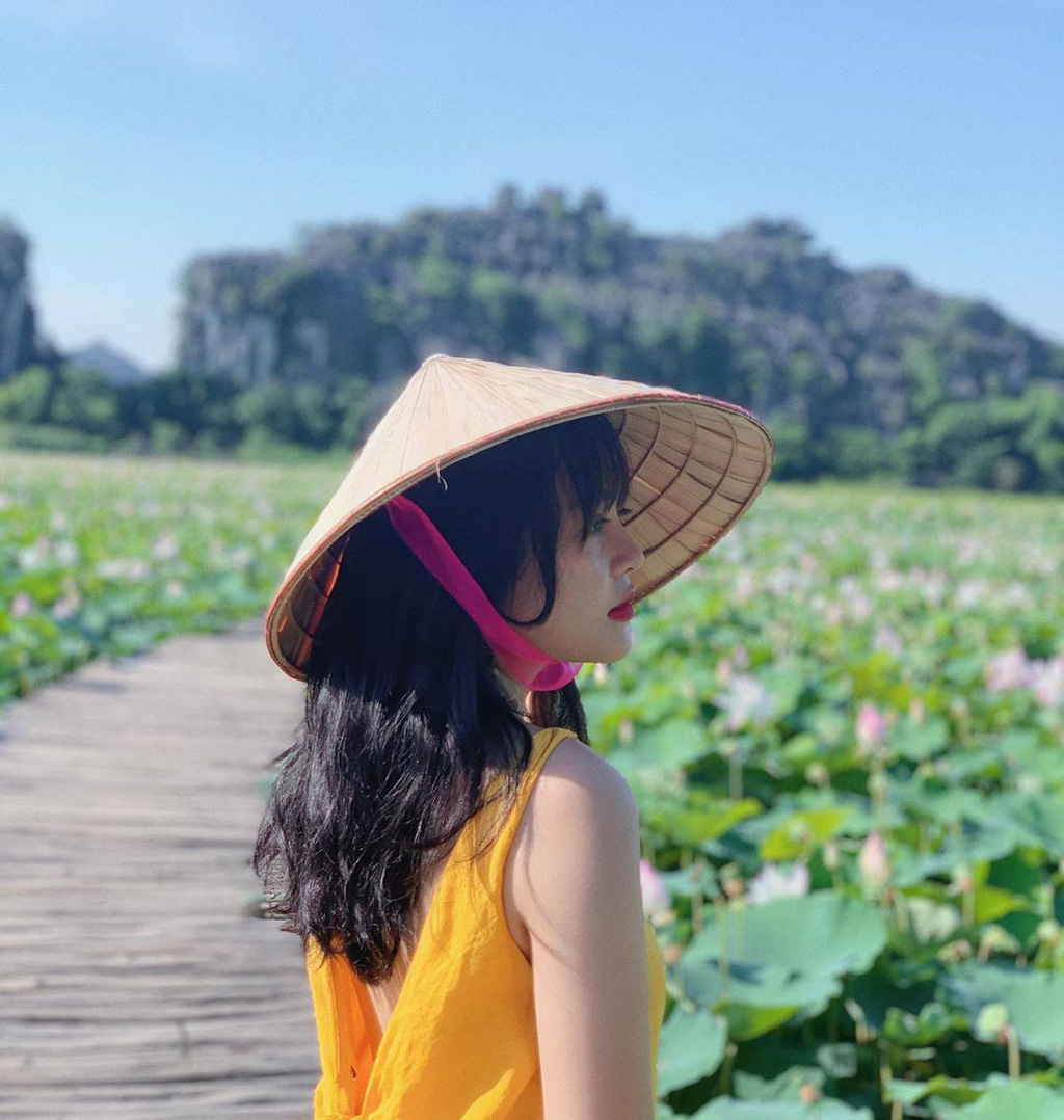 Đến hang M&uacute;a, check-in đầm sen nở rộ - Ảnh 2.