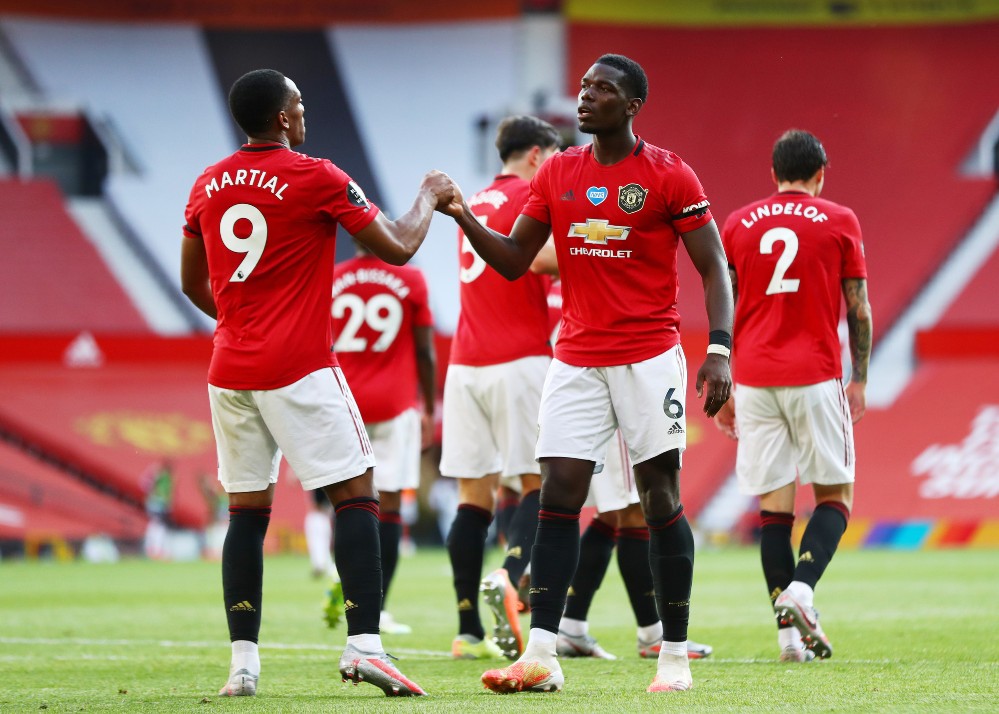 Hat-trick Martial ph&aacute; dớp săn b&agrave;n, Man United b&ugrave;ng nổ ở Old Trafford - Ảnh 4.