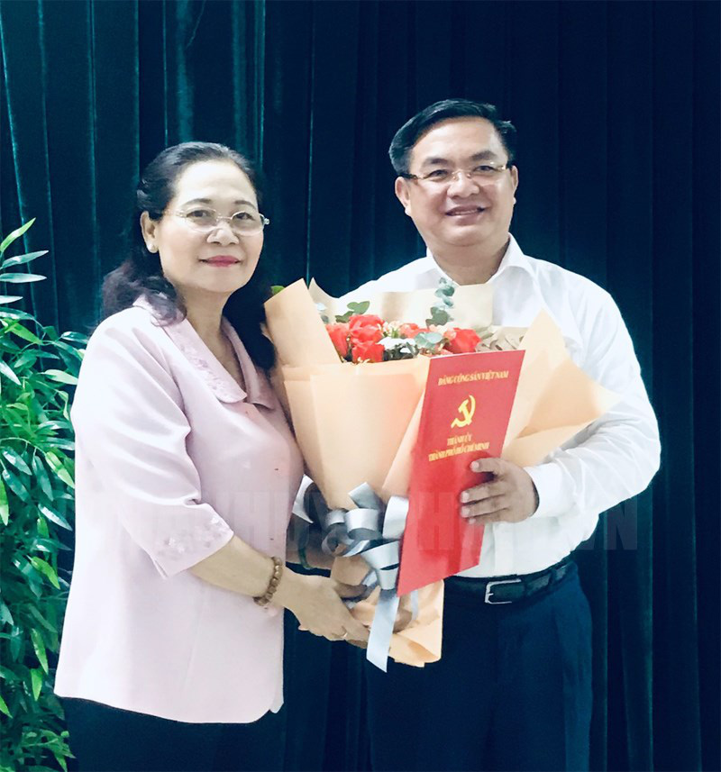Thành ủy TP HCM trao quyết định điều động, phân công công tác cho ông Trần Trọng Tuấn