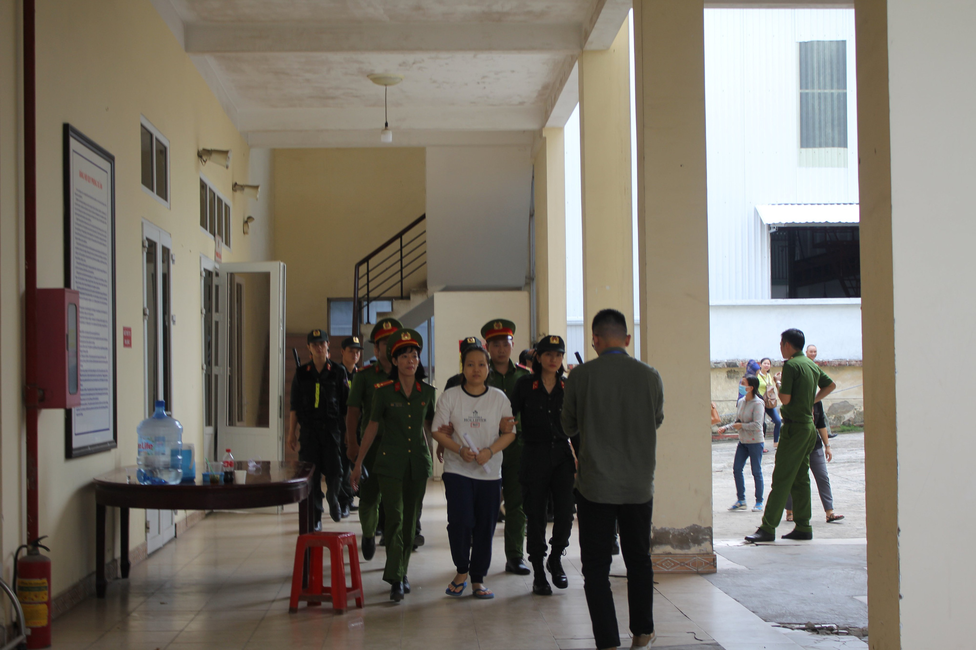 Đoạn đối thoại lạnh lùng của nữ bị cáo lớn tuổi nhất nhóm bê tông xác người - Ảnh 4.