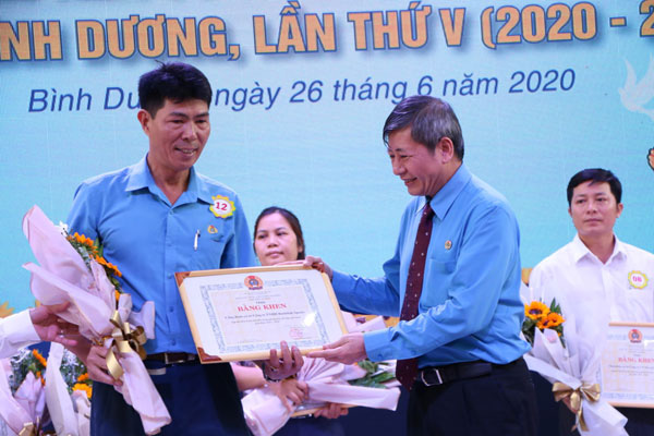 Khen thưởng điển hình tiên tiến trong phong trào thi đua yêu nước