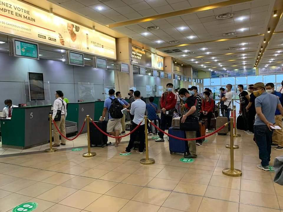 T&acirc;n Sơn Nhất đ&oacute;n hơn 130 người Việt tại Malaysia v&agrave; một số nước Ch&acirc;u Phi về nước - Ảnh 1.
