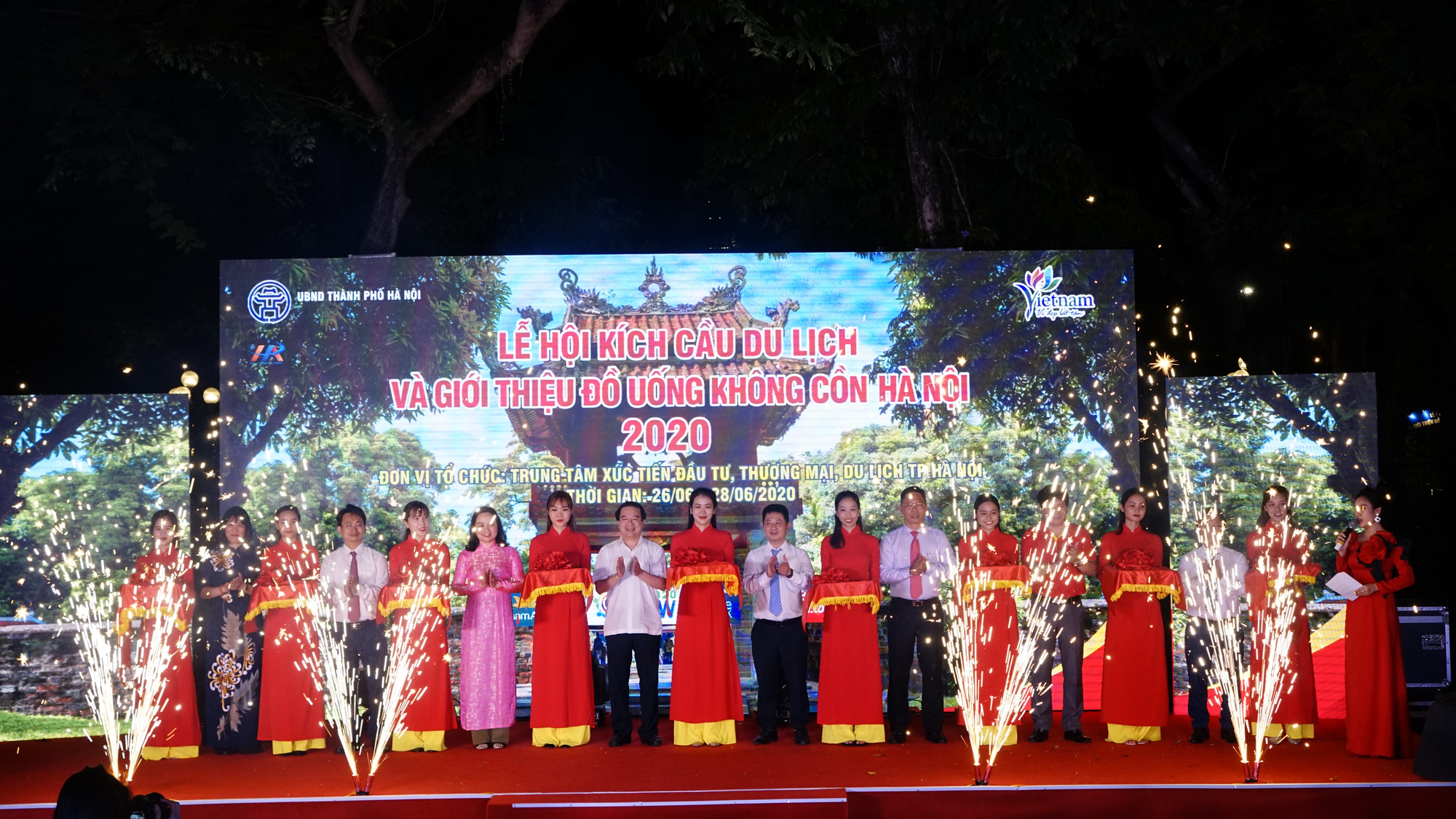 V&ograve;ng quay may mắn tr&uacute;ng thưởng v&eacute; m&aacute;y bay tại phố đi bộ Hồ Gươm - Ảnh 9.