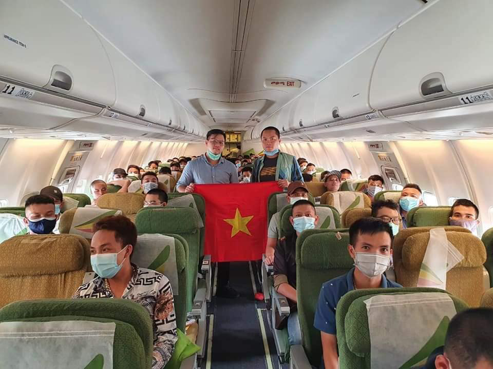 Tân Sơn Nhất đón hơn 130 người Việt mắc kẹt tại Malaysia và một số nước Châu Phi về nước