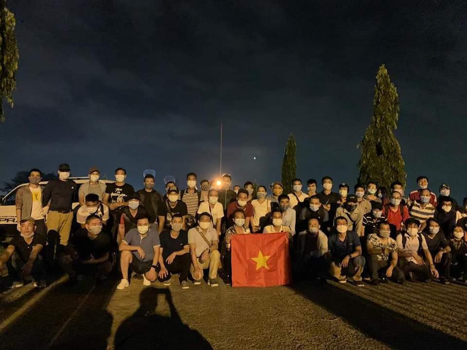 T&acirc;n Sơn Nhất đ&oacute;n hơn 130 người Việt tại Malaysia v&agrave; một số nước Ch&acirc;u Phi về nước - Ảnh 2.