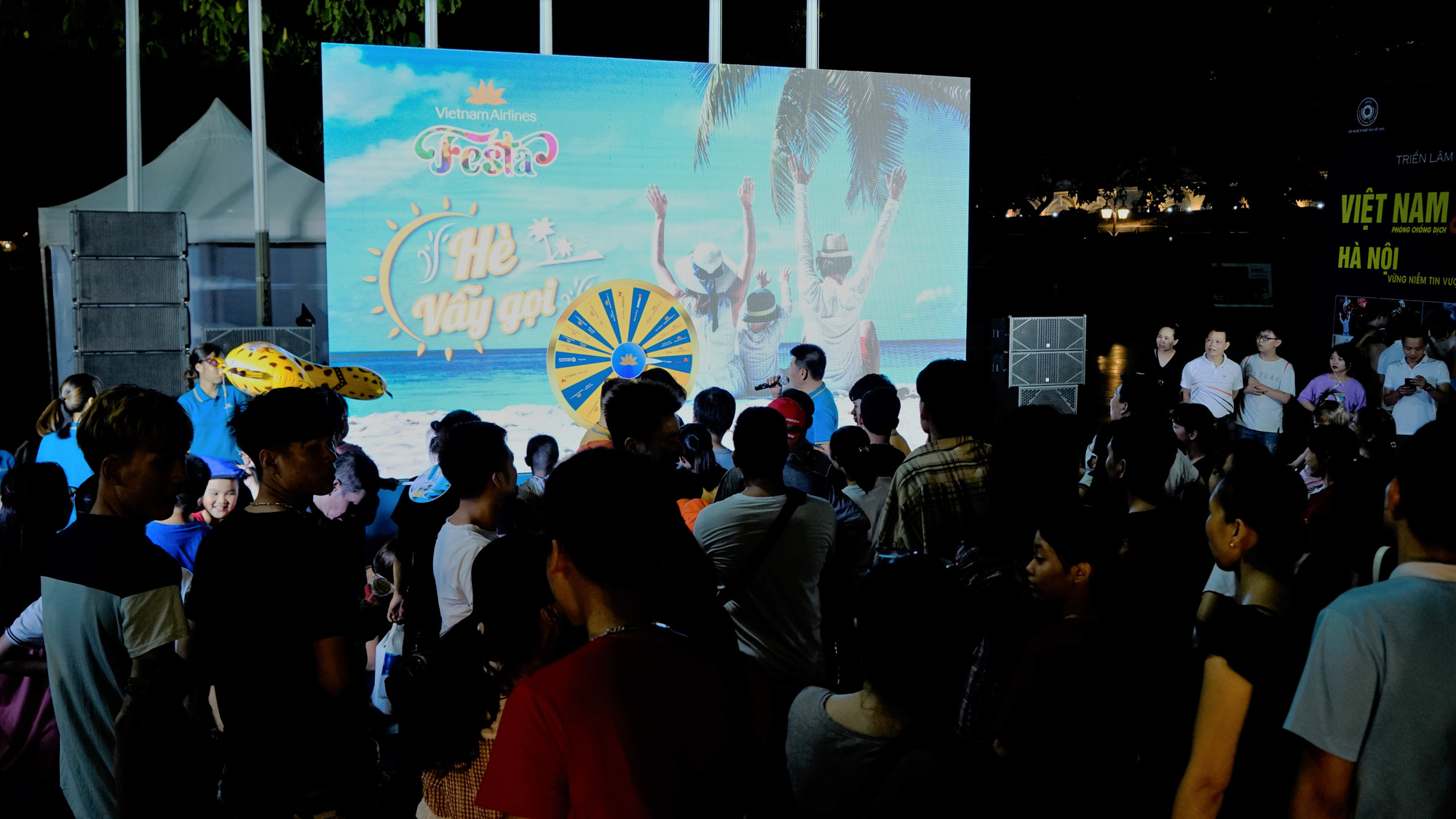 V&ograve;ng quay may mắn tr&uacute;ng thưởng v&eacute; m&aacute;y bay tại phố đi bộ Hồ Gươm - Ảnh 3.