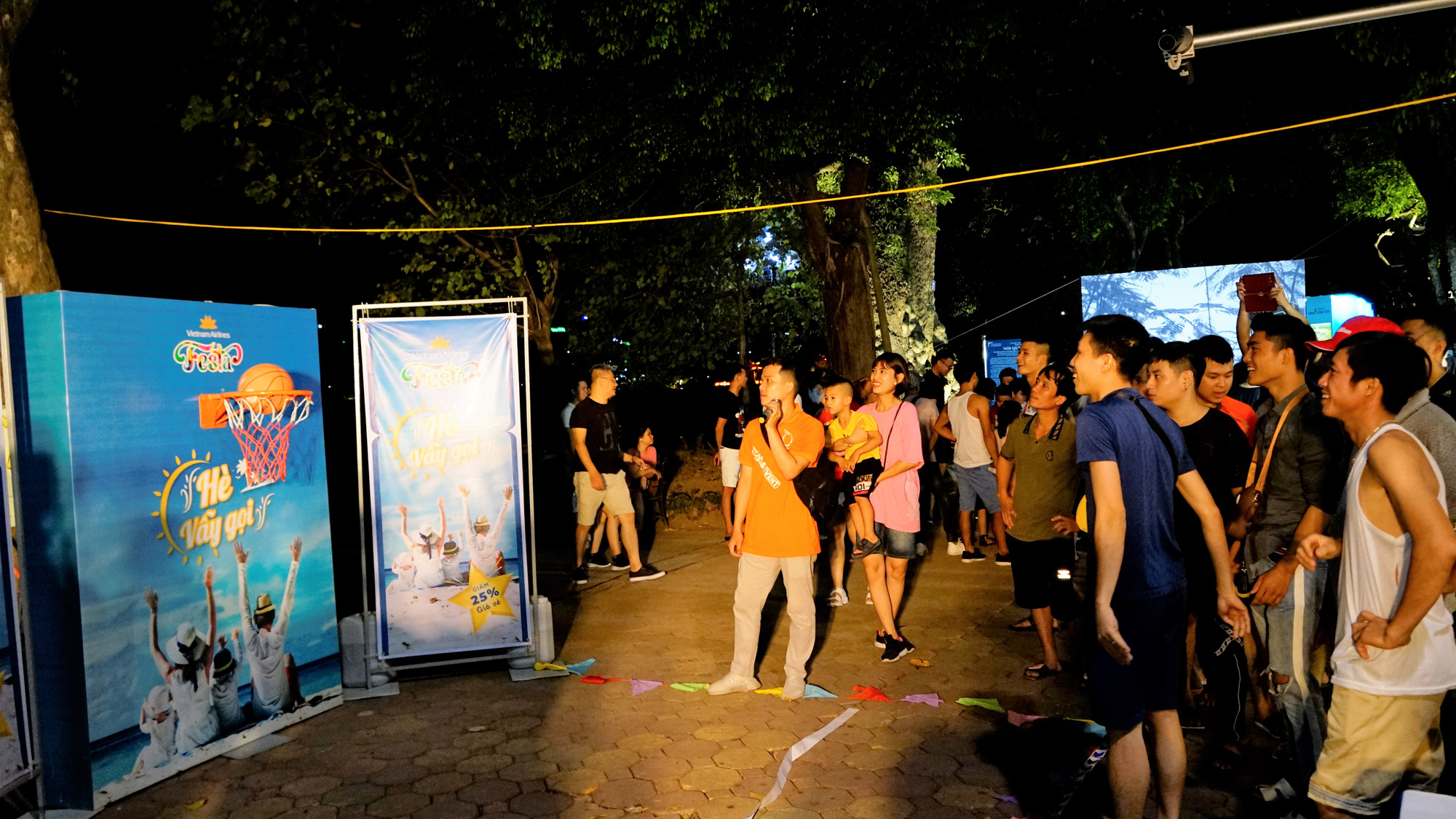 V&ograve;ng quay may mắn tr&uacute;ng thưởng v&eacute; m&aacute;y bay tại phố đi bộ Hồ Gươm - Ảnh 6.