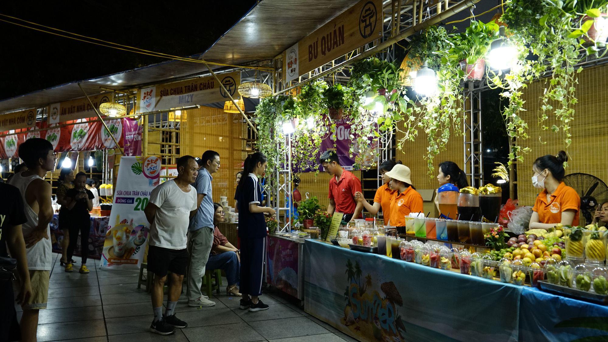 V&ograve;ng quay may mắn tr&uacute;ng thưởng v&eacute; m&aacute;y bay tại phố đi bộ Hồ Gươm - Ảnh 8.