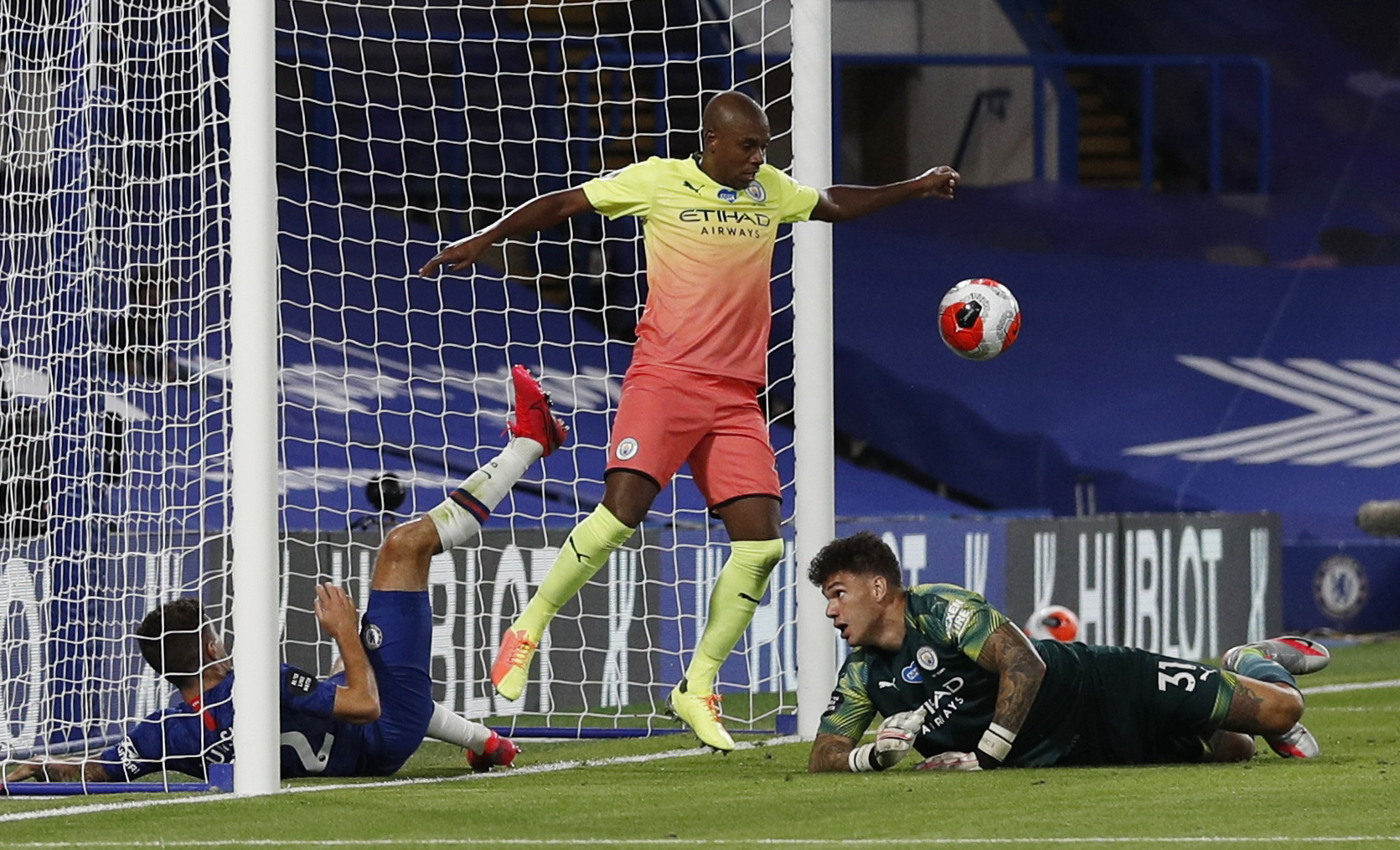Thảm bại trước Chelsea, Man City dâng ngôi vô địch cho Liverpool - Ảnh 5.