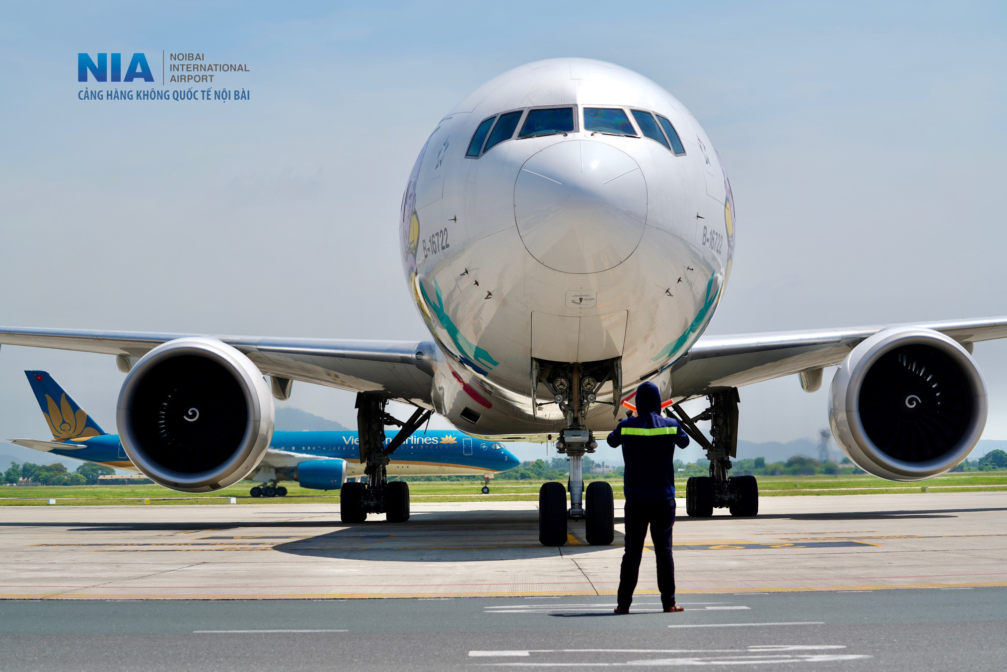 "Đột nhập" khu bay Nội Bài trong cái nắng nóng cực điểm hơn 62 độ C