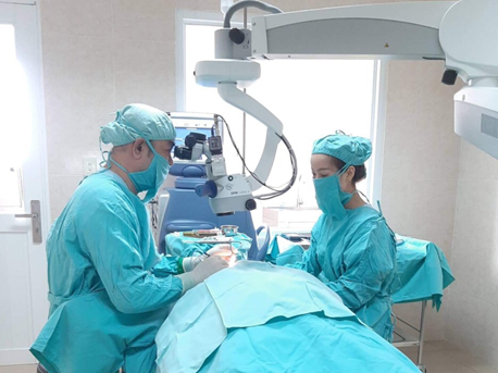 Lưỡi cưa cắt gạch bị gãy, đâm thẳng vào mắt người đàn ông nghèo - Ảnh 1.