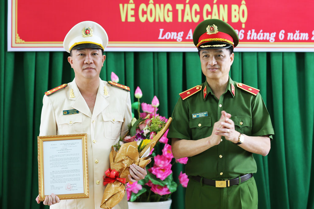 Bộ C&ocirc;ng an th&ocirc;ng b&aacute;o quyết định điều động Gi&aacute;m đốc C&ocirc;ng an Long An về TP HCM - Ảnh 2.