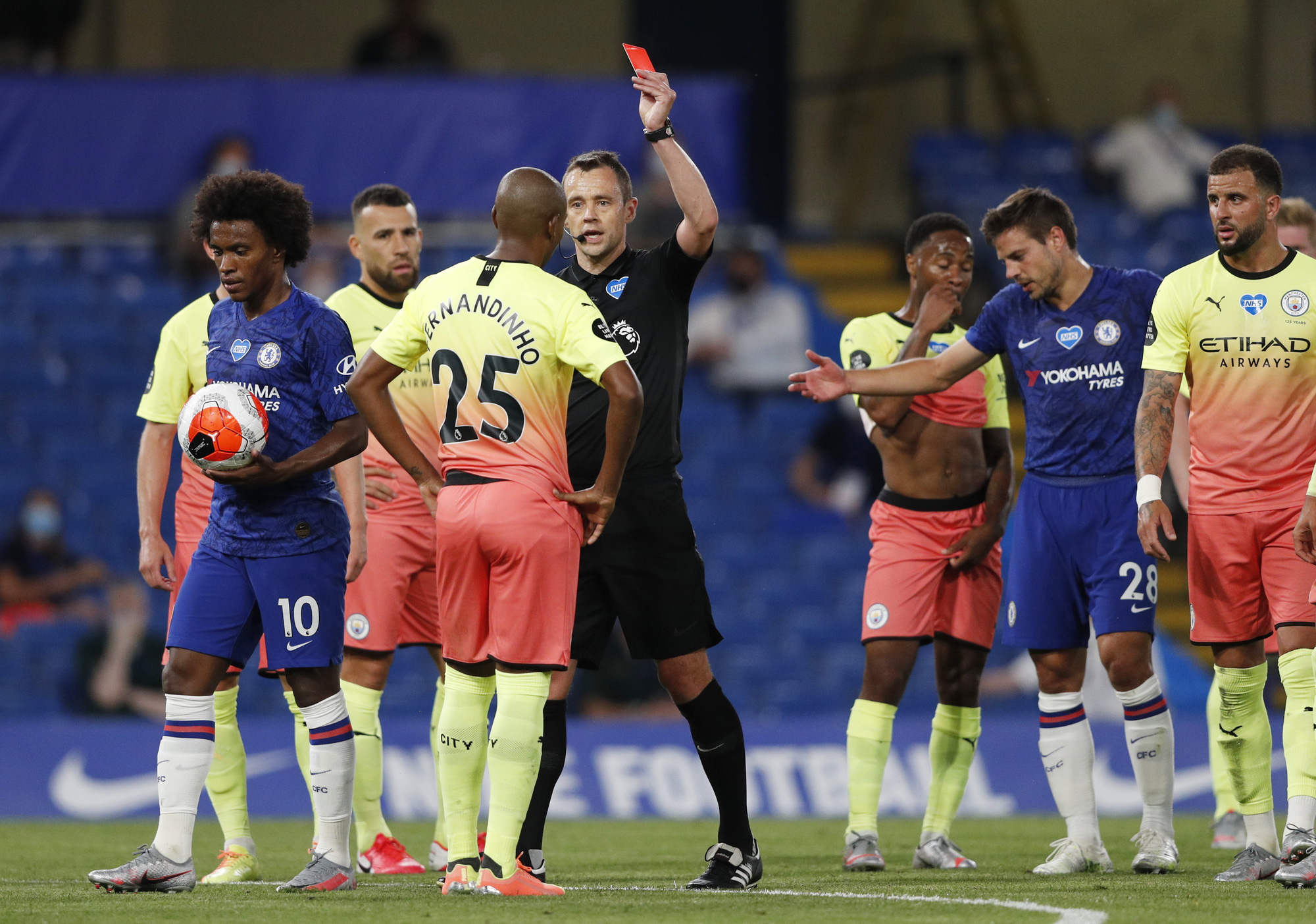 Thảm bại trước Chelsea, Man City "dâng" ngôi vô địch cho Liverpool