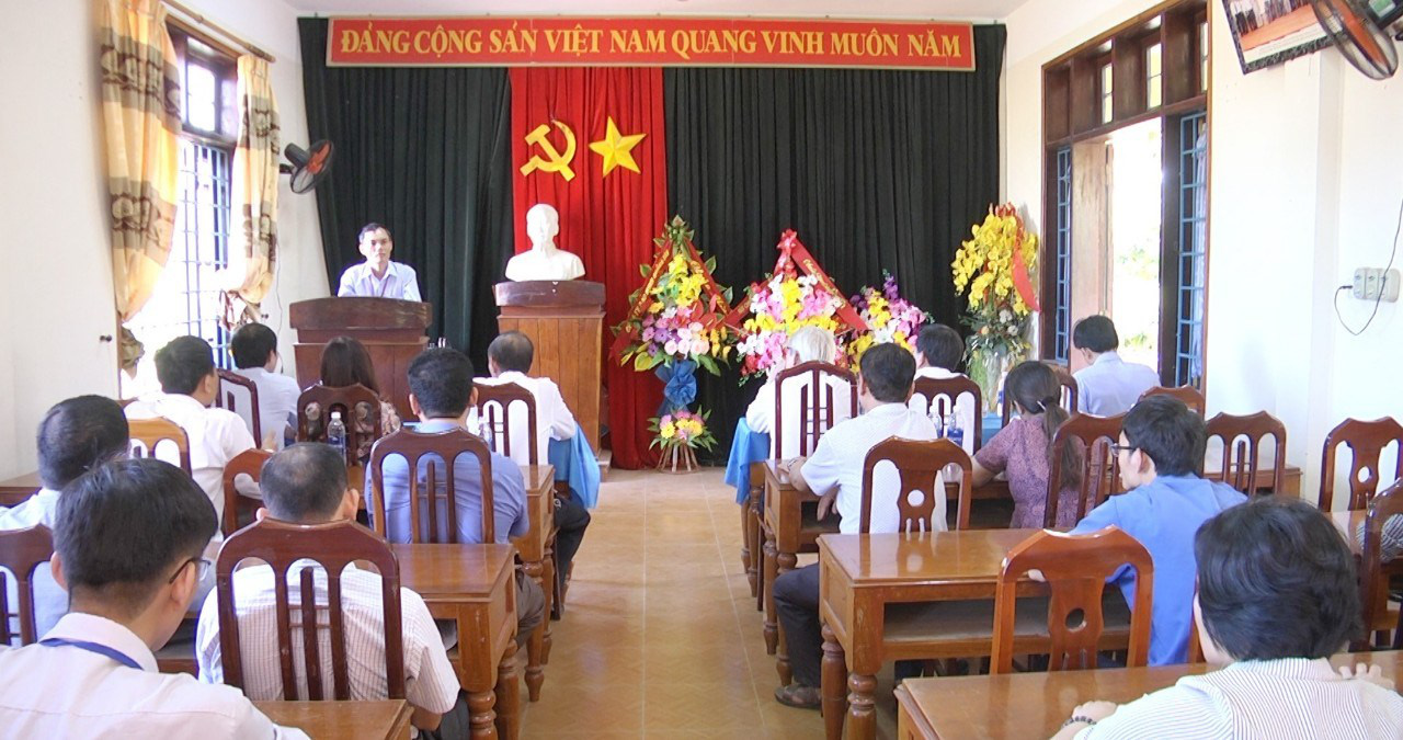 Xé biên bản làm việc, một hiệu trưởng bị cách hết chức vụ trong Đảng - Ảnh 1.